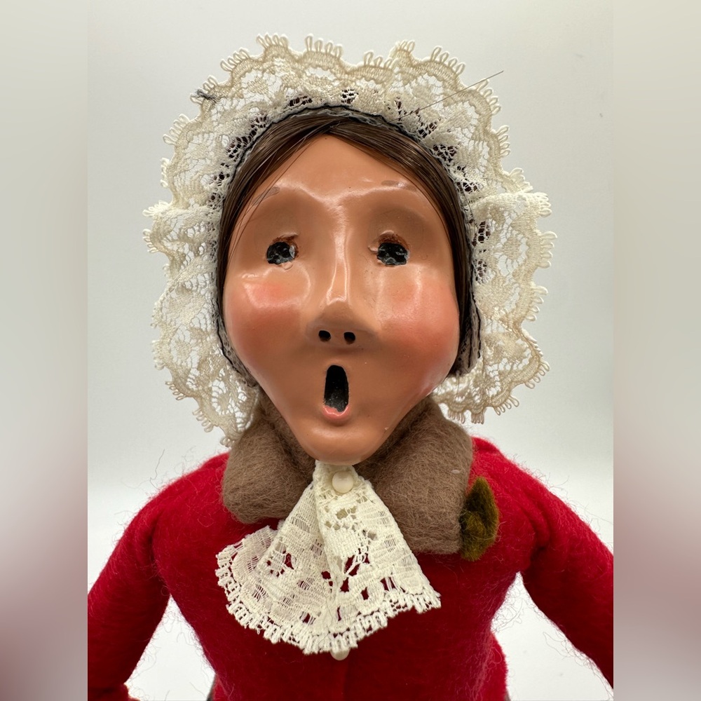 VINTAGE 1991~ Byers' Choice~CAROLERS~ LADY~ With Fur Muff Over Arm ~Excellent - Picture 2 of 9